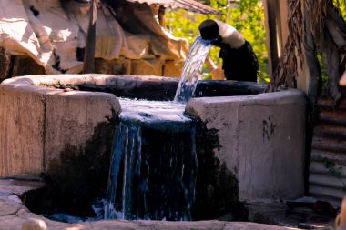 Hint tarım arazileri bir tüp tarafından sulanıyor. Devasa bir akışla su dağıtılıyor. Bir dizel su pompası, Hintli köylülerin tarlaları sulamasına yardım ediyor.