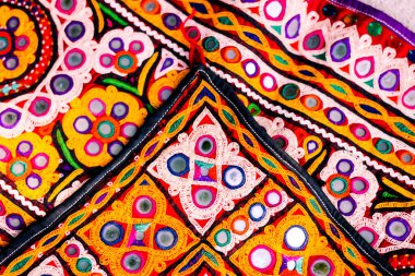 El işi nakış, el yapımı nakış sanatı. Geleneksel Hint el yapımı nakış, seçici odaklanma, ayna işi ahir bharat, Kutch-gujarat