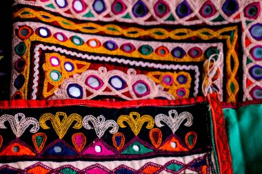 Hindistan, Rajasthan 'daki pazarda aynalar ve kabuklar, çok renkli etnik nakış, Gujarat Hint nakışı yakın görüş, Pakistan nakışı, abhala Bharat veya Shisha nakışı