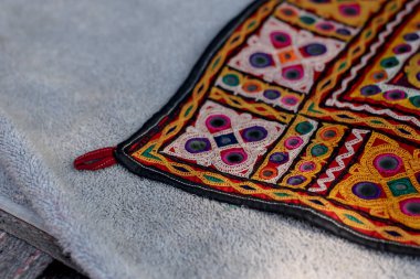 El işi nakış, el yapımı nakış sanatı. Geleneksel Hint el yapımı nakış, seçici odaklanma, ayna işi ahir bharat, Kutch-gujarat