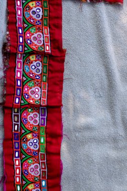 Aynalı nakış işi Gujarat, Hindistan 'daki Aahir kabilesinin tipik eseri geleneksel ve desenli sanat nakışı güzel manzara, el yapımı. Etnik ve kabile motifleri.