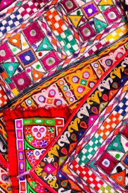 Aynalı nakış işi Gujarat, Hindistan 'daki Aahir kabilesinin tipik eseri geleneksel ve desenli sanat nakışı güzel manzara, el yapımı. Etnik ve kabile motifleri.