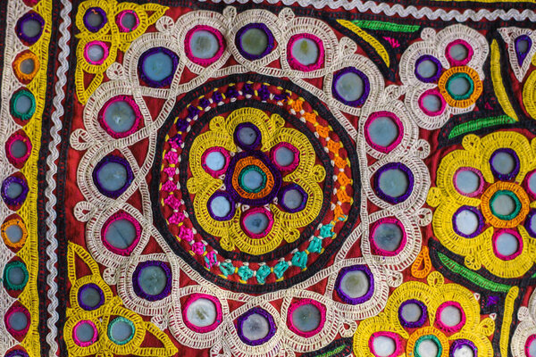 зеркала и раковины на рынке в Раджастхане, Индия, многоцветная этническая вышивка, Гуджарат Индии вышивка ремесло вблизи зрения, пакистанская вышивка, abhala Бхарат или Шиша вышивки