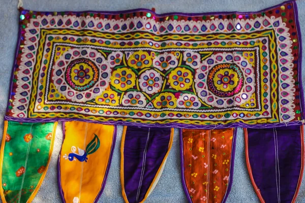 印度拉贾斯坦邦市场的镜子和贝壳 多种颜色的民族刺绣 古吉拉特邦印第安刺绣工艺近景 巴基斯坦刺绣 Abhala Bharat或Shisha刺绣 — 图库照片