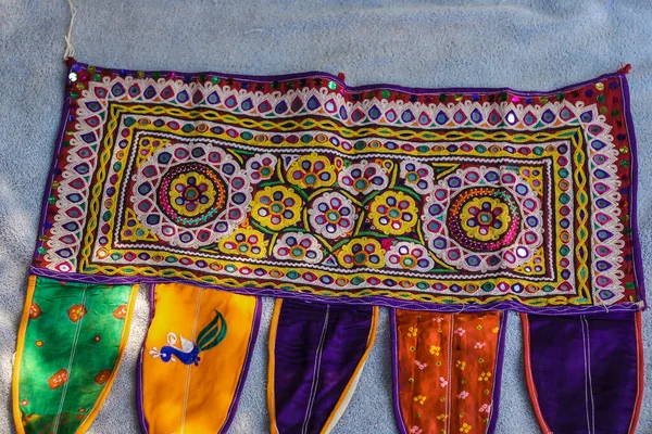 ラジャスタン州 インドの市場でのミラーとシェル 多色の民族刺繍 グジャラート州のインド刺繍工芸品クローズアップビュー パキスタンの刺繍 Abhala BharatまたはShisha刺繍 — ストック写真