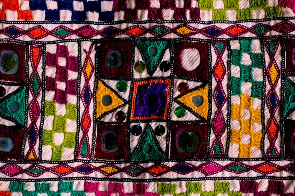 刺繍アートワークビュー 刺繍や鏡の作品と手作りの部族のスカート カラフルな手作りの髪の帽子 Kutchiの帽子 インドのシームレスストライプパターン — ストック写真