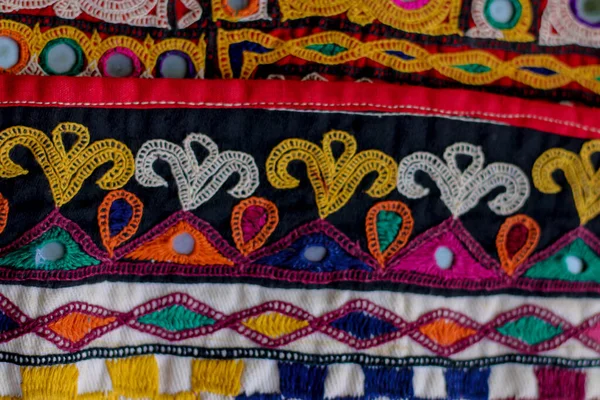 Aahir部落典型的镜面刺绣作品 印度传统方法中身份不明的男人刺绣布 镜面作品色彩艳丽 手工制作的Ahir Bharat Kutch Gujarat — 图库照片