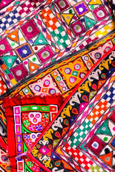 古吉拉特邦阿希尔部落典型的镜面绣花作品 传统图案绣花艺术品 风景秀丽 手工制作 族裔和部落动机 — 图库照片