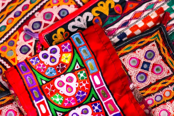 印度拉贾斯坦邦市场上有五彩缤纷的民族腰带 带有镜子和贝壳 印度查谟和克什米尔传统手工或手工绣花 镜面和珠子作品 — 图库照片