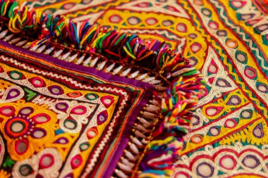 Hindistan, Rajasthan 'daki pazarda aynalı ve kabuklu renkli etnik kemerlerin güzel görüntüsü, çok renkli etnik nakış, Gujarat Hindistan nakış sanatları yakın görünüm, Pakistan nakışı