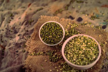 Mung fasulyesi ve yeşil mung dal beyaz kaseli Moong yığını, Mung dal ve yeşil çiğ moong fasulyesi
