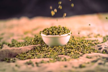 Yeşil moong dal ve yeşil Mung fasulyesi, masada çok sağlıklı sarı moong daal, yemek için en iyi ve sağlıklı mercimek, Hint nabzı