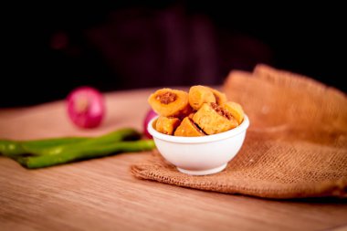 Bhakharvadi ve ahşap masada soğanlı taze yeşil biber, Bhakharwadi, Fried and Spicy Food, fırıldak samosa,