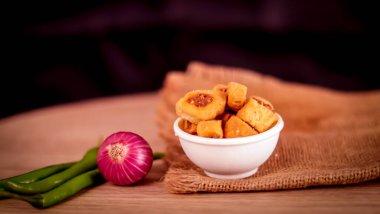 Bhakharvadi ve ahşap masada soğanlı taze yeşil biber, Bhakharwadi, Fried and Spicy Food, fırıldak samosa,