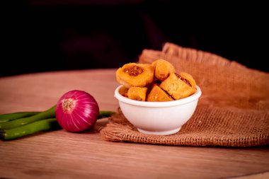 Bhakharwadi, Kızarmış ve Baharatlı Gıda, Bhakharvadi ve taze yeşil biber