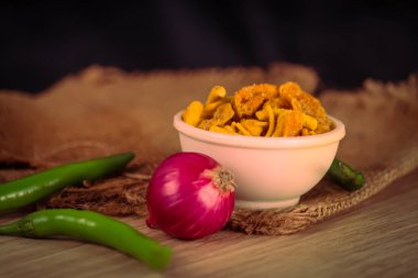 Khatta meetha namkeen karışımı (frali) ile soğan ve biberi karıştırın.,