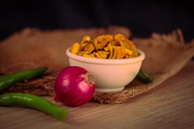 Khatta meetha namkeen, kızartma ya da abur cubur yakın, Namkeen veya aperatifleri soğan ve biberle karıştır.,