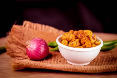 shing bhujiya, beyaz kasede çok popüler bir Gujarati aperatifi, fıstık bhujia, masala shing Namkeen veya aperatifler beyaz kasede, seçici odaklı