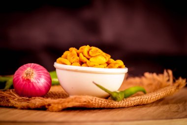 Baharatla kaplanmış yerfıstığı, baharatla kaplanmış masala (baharatlar) fıstık. Tuzlu ve baharatlı fıstık.,