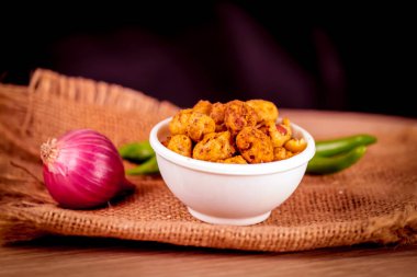 Gujarati baharatlı kızarmış ve çıtır çıtır Masala Peanut soğan ve yeşil biberli, Popüler Namkeen aperatifli. Tabakta servis edilir..