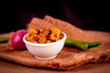 Baharatla kaplanmış yerfıstığı, baharatla kaplanmış masala (baharatlar) fıstık. Tuzlu ve baharatlı fıstık.,