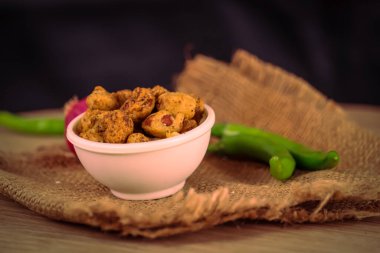 Gujarati baharatlı kızarmış ve çıtır çıtır Masala Peanut soğan ve yeşil biberli, Popüler Namkeen aperatifli. Tabakta servis edilir..