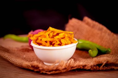 Kızarmış ve Baharatlı Farali chevdo, chivda, chewada çok popüler bir Gujarati aperatifi, Hint usulü bol yağda kızartılmış falahari chivda- chivda ya da kuru meyve ile karışık.