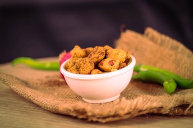 shing bhujiya, beyaz kasede çok popüler bir Gujarati aperatifi, fıstık bhujia, masala shing Namkeen veya aperatifler beyaz kasede, seçici odaklı