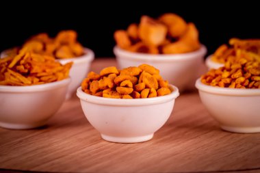 Masala shing, Chivda Indian çerez grubu Geleneksel Hint Baharatı ve Tatlı Namkeen Gıda, Namkeen, Farsan,