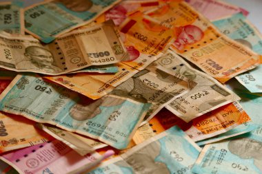 Hint banknotlarının toplanması, para artışı, 50, 200, 500 ve 2000 Hint rupisi, yeni notlar.