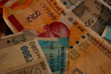 Hindistan parası dönen masada, yeni Hint para birimi 2000-500-200-100-50-10 ahşap zemin, yeni Hint kağıt para birimi