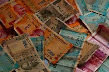 Hint banknotlarının toplanması, para artışı, 50, 200, 500 ve 2000 Hint rupisi, yeni notlar.