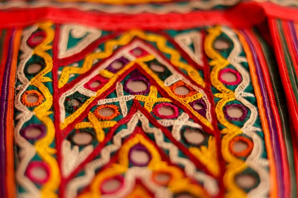 Bharatkam或绣花工艺品 Ahir部落传统的和多种颜色的国产绣花工艺品近景 绣花背景和纹理美丽的景色 — 图库照片