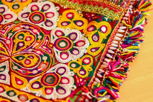采购产品艺术刺绣 装饰Kutch艺术 美丽的刺绣景观 彩色的Ahir Bharat 绣花手工艺品特写 选择性焦点 Rajasthan绣花和图案艺术 — 图库照片