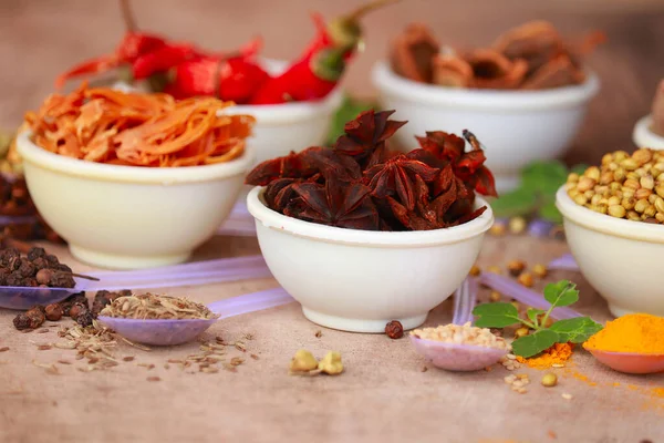 Gewürze Und Kräuter Weißen Schalen Indische Exotic Gourmet Food Zutaten — Stockfoto