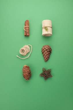 Kutlama konilerinin Noel kompozisyonu. Yıldızlar, yeşil arka planda tarçın. Yukarıdan bak. Noel konsepti, minimalizm.