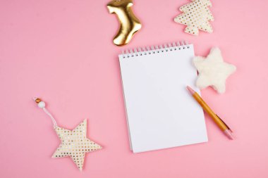 Tatil süslemeleri ve yeni yıl çözümleri listesiyle pembe parıltılı arka plan düz yatış tarzında. 2022 Planlama Konsepti.