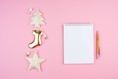 Tatil süslemeleri ve yeni yıl çözümleri listesiyle pembe parıltılı arka plan düz yatış tarzında. 2022 Planlama Konsepti.