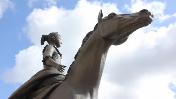 伊丽莎白的纪念碑，延时在 yoshkar-ola，俄罗斯 — 图库视频影像
