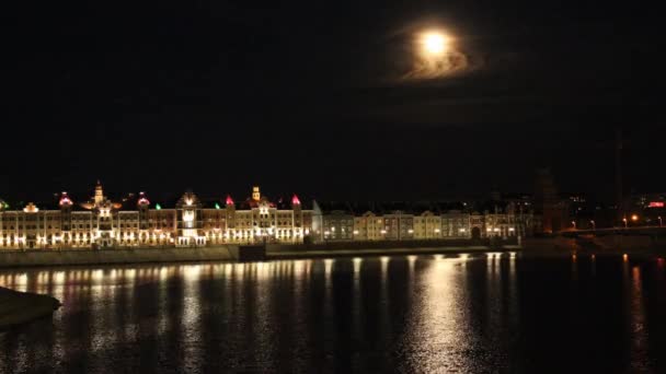 Time-lapse van de stad, de rivier, de maan, de nacht — Stockvideo