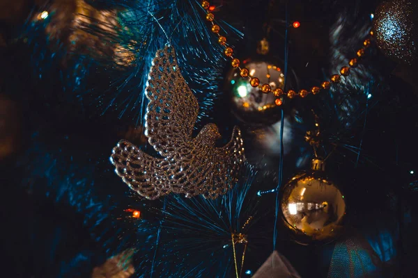 Árbol de Navidad, hermosos juguetes mágicos, paloma dorada, guirnaldas mágicas en las ramas del árbol. Enfoque selectivo — Foto de Stock