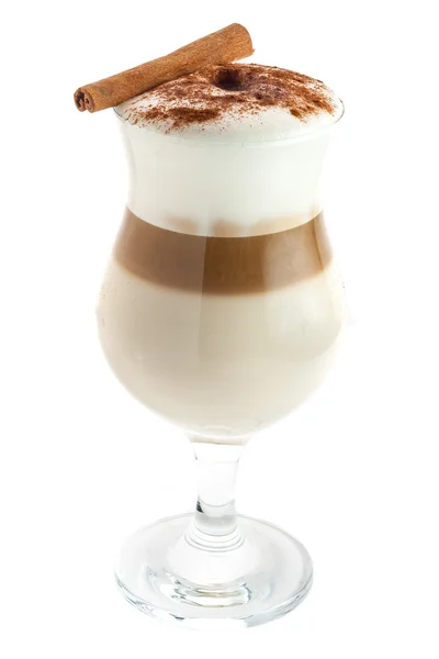 Latte in cocktailglas met kaneelstokje decoratie — Stockfoto