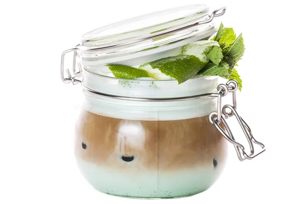 Café gelado em vidro jar e decorações verdes — Fotografia de Stock