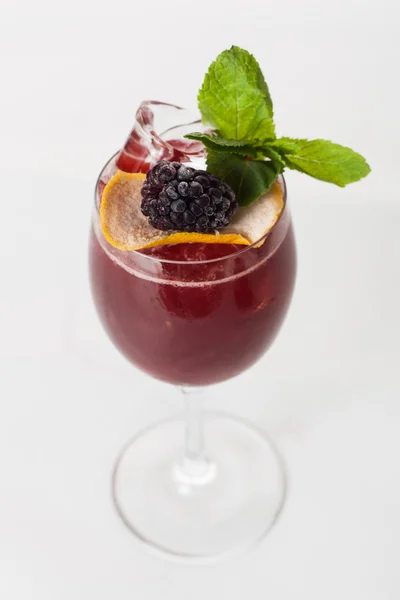 Cocktail rouge en verre à vin — Photo