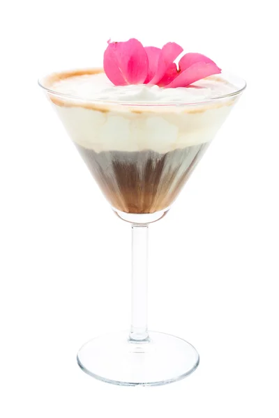 Kaffe i cocktailglas och rosa dekoration — Stockfoto