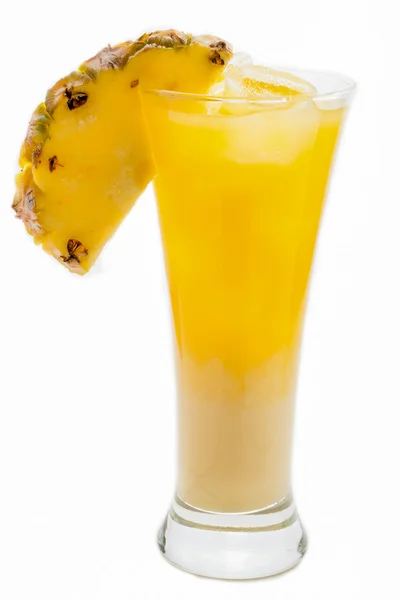 Cocktail orange avec décoration d'ananas et glaçons Images De Stock Libres De Droits
