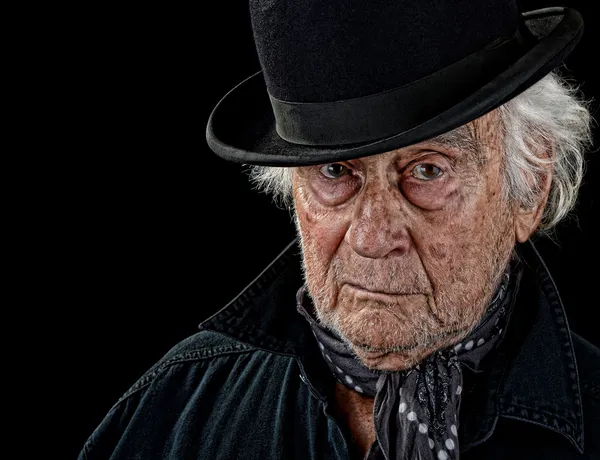 Viejo con sombrero de jugador de bolos — Foto de Stock