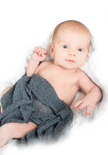 Ampio neonato sveglio con uno sguardo sorpreso sul viso su un bianco — Foto Stock