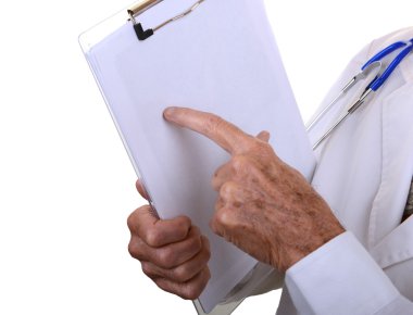 Pano üzerinde beyaz izole gösteren doktor