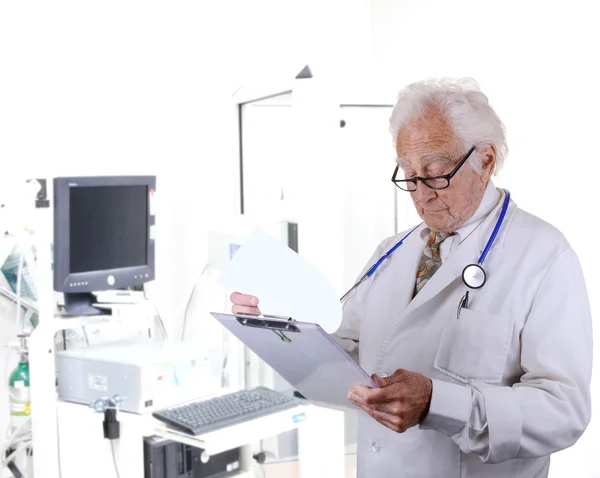 Arzt im Lungenfunktionslabor blickt auf ein Klemmbrett — Stockfoto